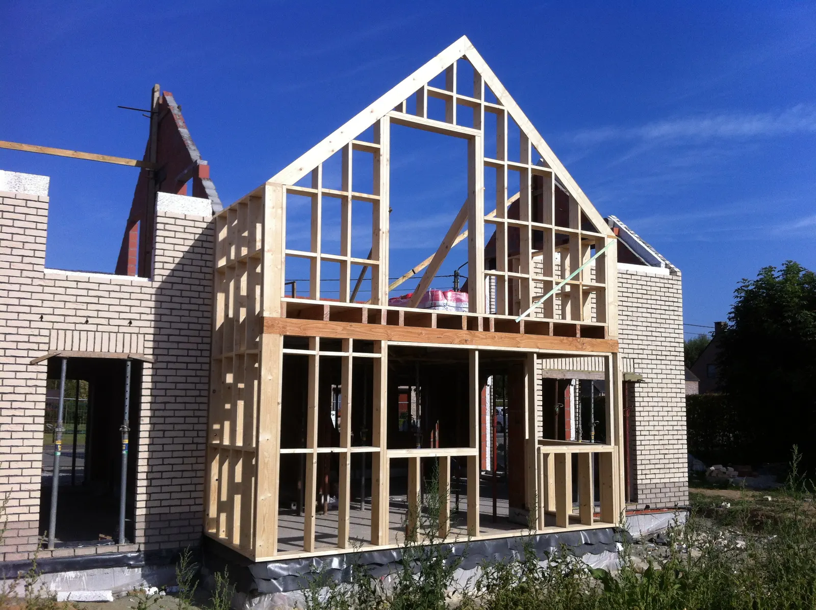 Ossature bois d'une toiture en construction