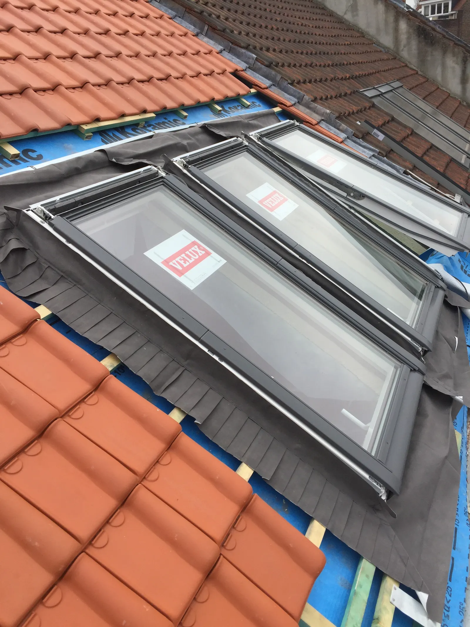 Fenêtre de toit Velux en cours de montage